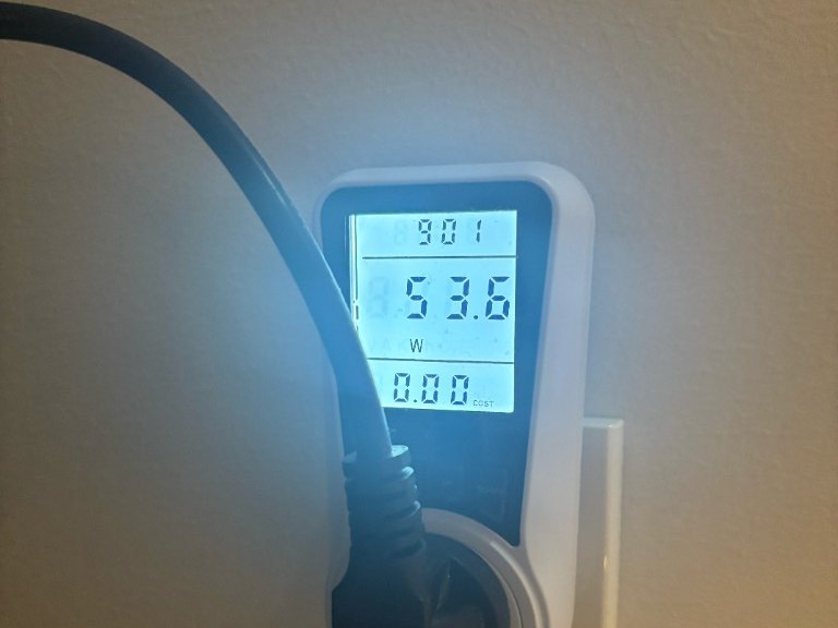มิเตอร์วัดไฟแบบเสียบที่ปลั๊กผนังแสดงค่า 53.6 W ขณะ Blast ทำงานที่ความเร็ว 1