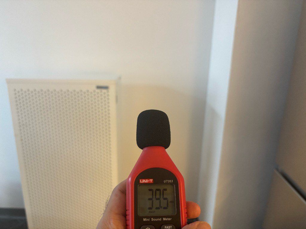 เครื่องวัดเสียง UNI-T UT353 ถือห่าง 1 ม. ด้านหน้า Smart Air Blast