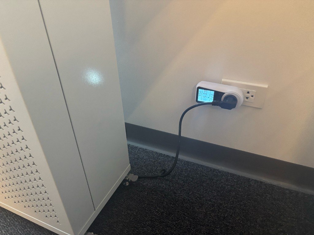 มิเตอร์วัดไฟเสียบอยู่กับเต้ารับไทยที่ผนัง จ่ายไฟให้ Smart Air Blast