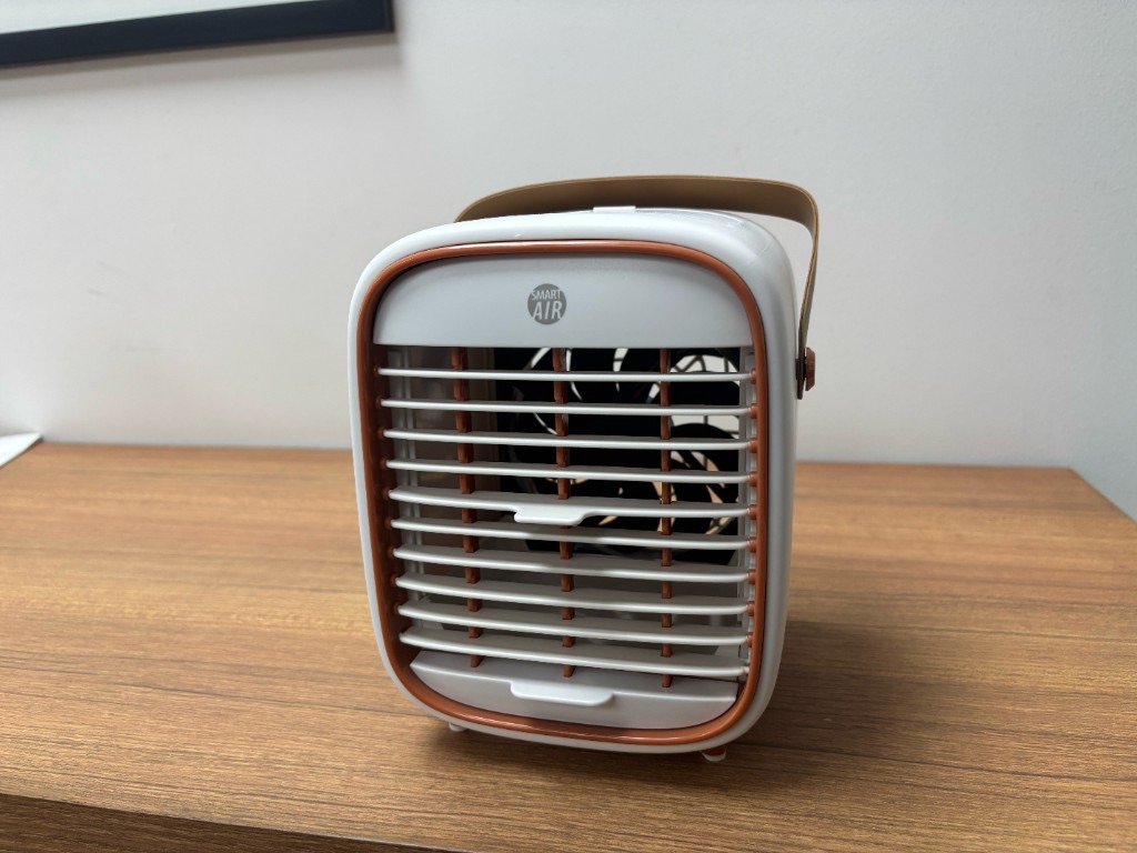 ภาพถ่ายมือถือของ Smart Air QT3 บนโต๊ะทำงานไม้