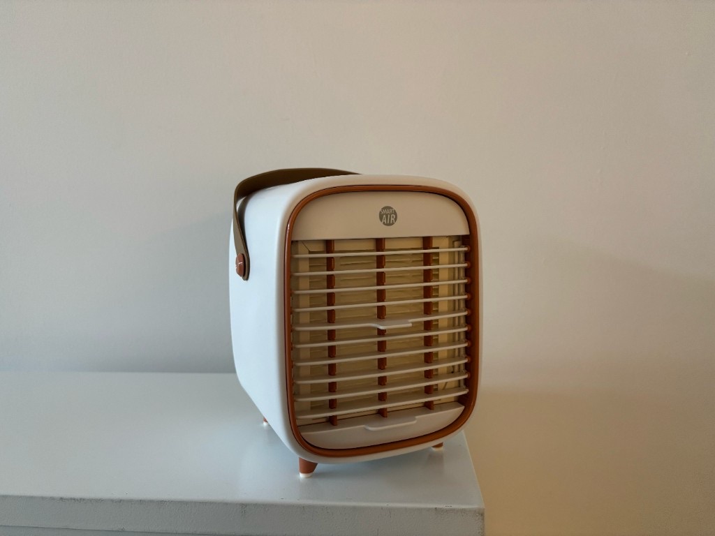 Smart Air QT3 กำลังทำงานบนพื้นผิวสีขาวระหว่างการทดสอบฟอกอนุภาค