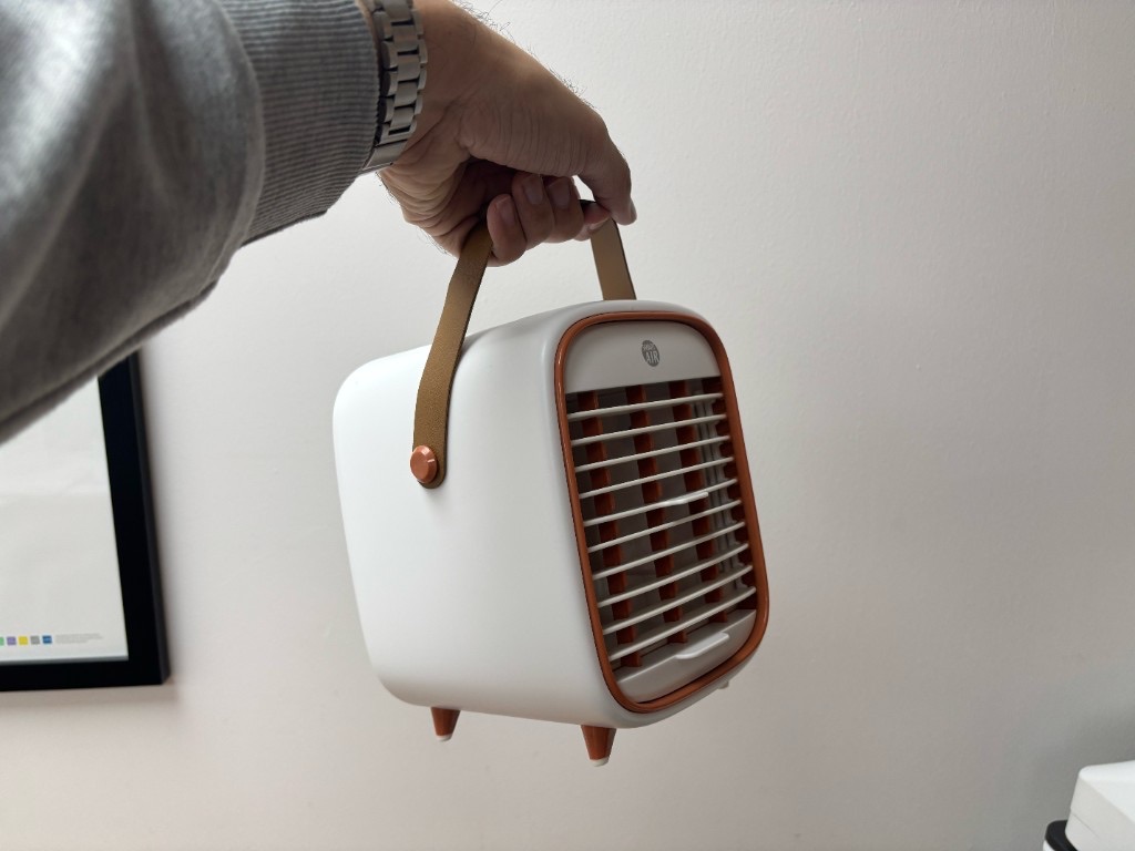 มือถือ Smart Air QT3 ด้วยสายหิ้วลายหนัง แสดงให้เห็นว่าพกพาง่ายแค่ไหน