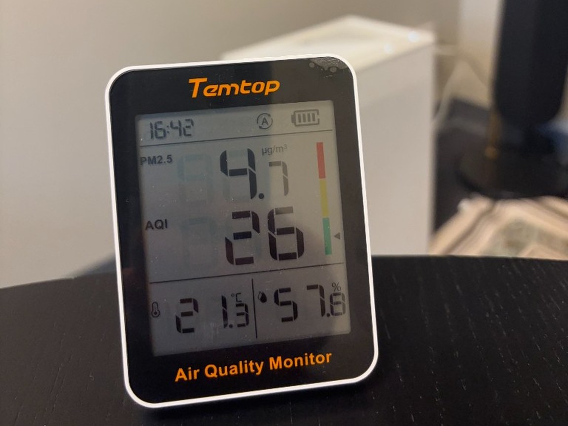 เครื่องวัดคุณภาพอากาศ Temtop แสดงค่า PM2.5 4.7 บนโต๊ะหน้า Smart Air SA600