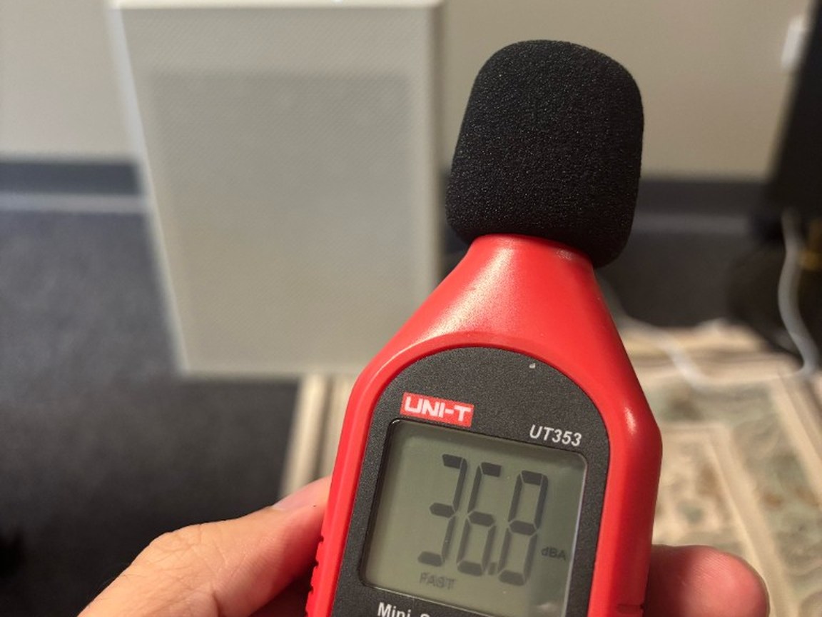 มือถือเครื่องวัดเสียง UNI-T UT353 แสดงค่า 36.8 dBA ด้านหน้า Smart Air SA600 ในห้องทดสอบ
