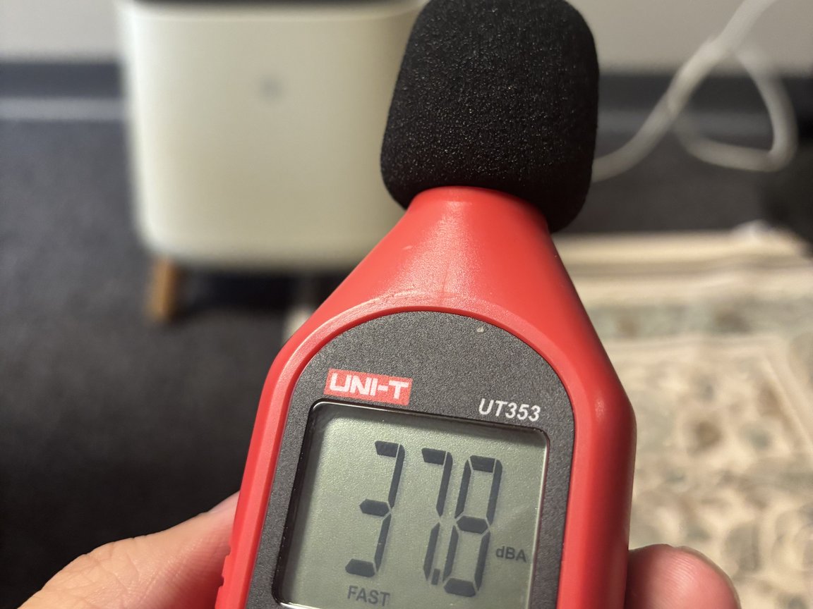 เครื่องวัดเสียงแบบมือถือแสดงค่า 37.8 dB หน้า Smart Air Sqair